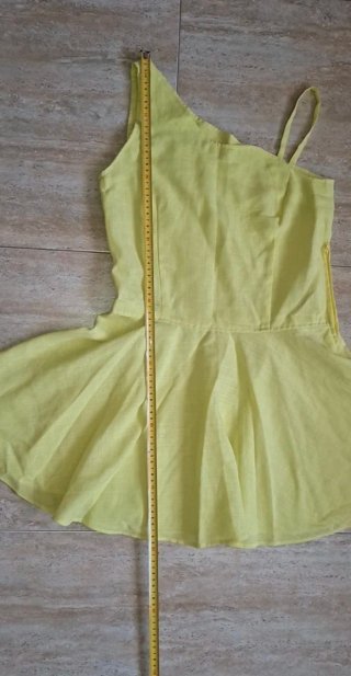 T36, Vestido corto amarillo azufre asimétrico