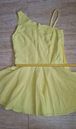 T36, Vestido corto amarillo azufre asimétrico