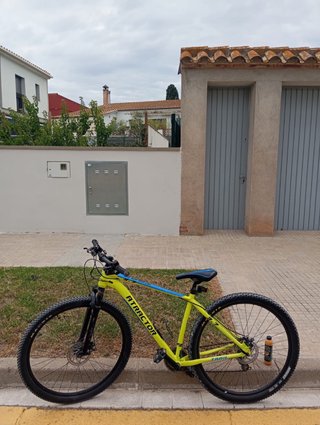 Bicicleta de montaña amarilla