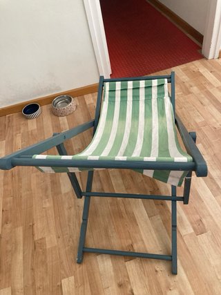 Tumbona de madera con rayas verdes y blancas