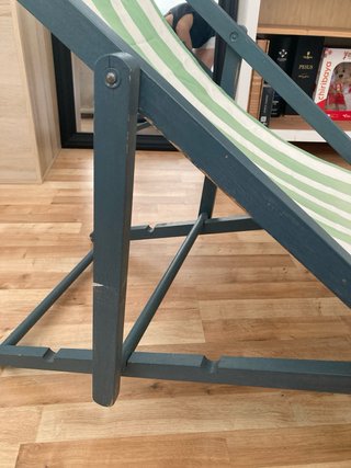 Tumbona de madera con rayas verdes y blancas