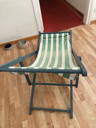 Tumbona de madera con rayas verdes y blancas