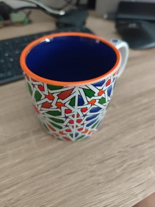 Taza cerámica multicolor con borde naranja