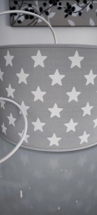 Lámpara infantil estrellas gris y blanca
