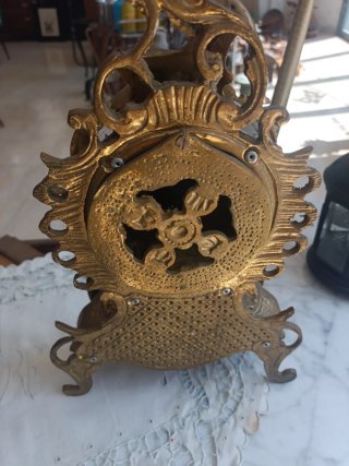 Reloj de sobremesa de bronce antiguo