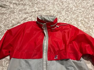 K-Way impermeabile grigio e rosso