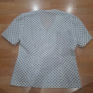 Elegante blusa de lunares
