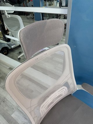 Silla de oficina ergonómica beige