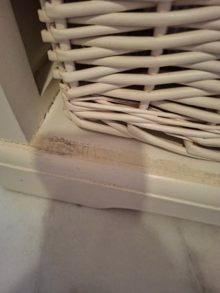 Mueble de madera con 4 cestos de mimbre