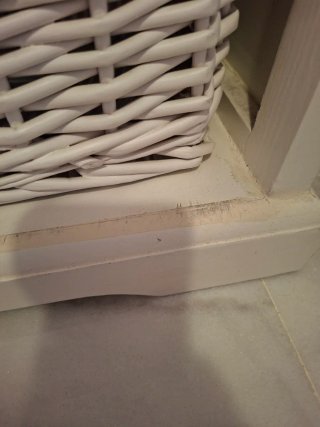 Mueble de madera con 4 cestos de mimbre