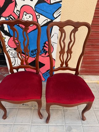 Seis sillas de comedor de madera y terciopelo.