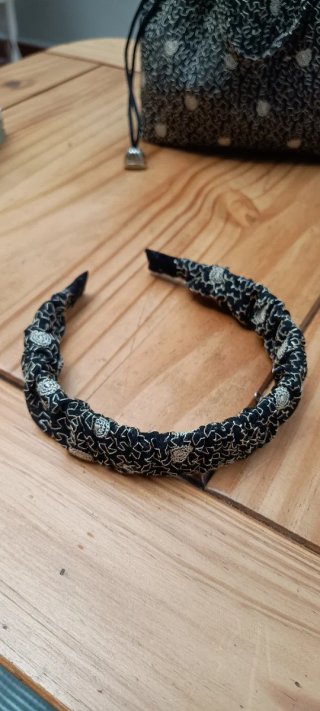 Bombonera y diadema negras y doradas