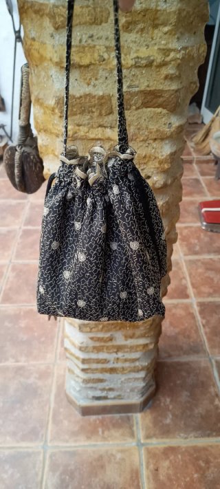 Bombonera y diadema negras y doradas