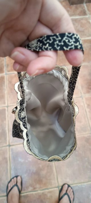 Bombonera y diadema negras y doradas