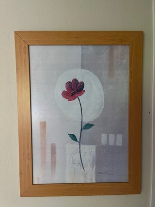 Cuadro de flor roja y marco de madera