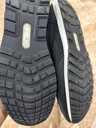 Zapatillas Beyond The Run Negras y Blancas NASA
