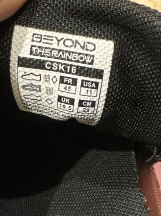 Zapatillas Beyond The Run Negras y Blancas NASA