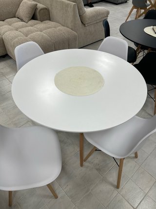 Mesa redonda blanca y 4 sillas nórdicas