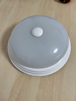 Plafón blanco metálico y cristal