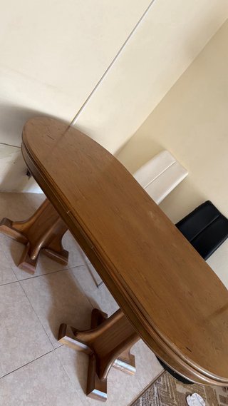 Mesa de comedor ovalada de madera