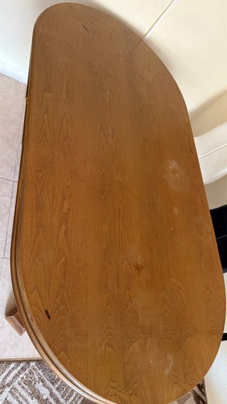 Mesa de comedor ovalada de madera