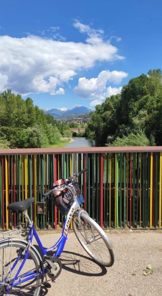 Bicicletta da città blu e argento.