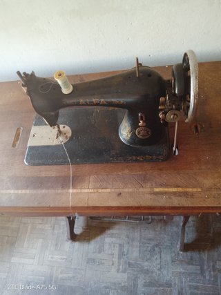 Máquina de coser Alfa antigua
