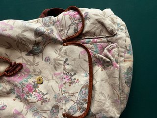 Mochila Lee Cooper crema flores y mariposas