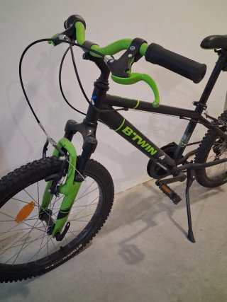Bicicleta Infantil Btwin Negra y Verde.