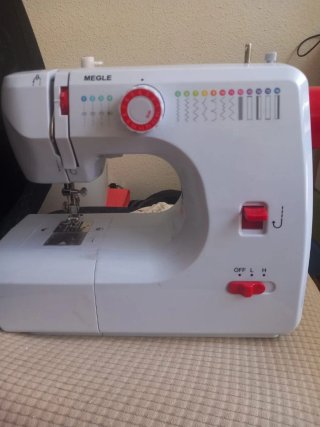 Máquina de coser MEGLE blanca