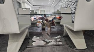 Mesa Comedor Diseño Moderno + 4 Sillas Piel