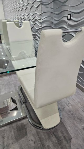 Mesa Comedor Diseño Moderno + 4 Sillas Piel