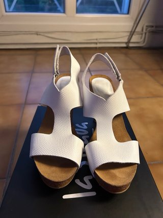 Sandalias de piel blancas