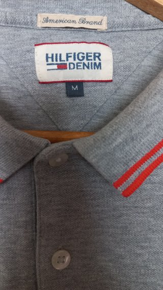 Polo Tommy Hilfiger. Gris. Talla M.