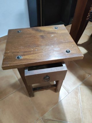 Mesita auxiliar antigua de madera