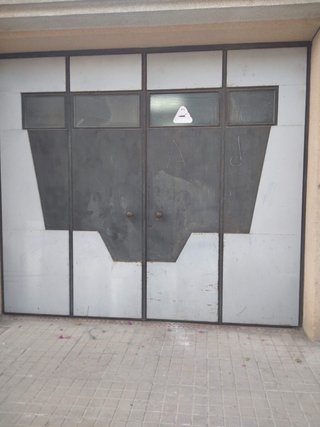 Puerta de hierro antigua