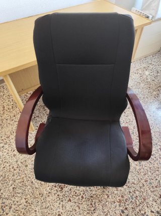 Silla de oficina negra con brazos