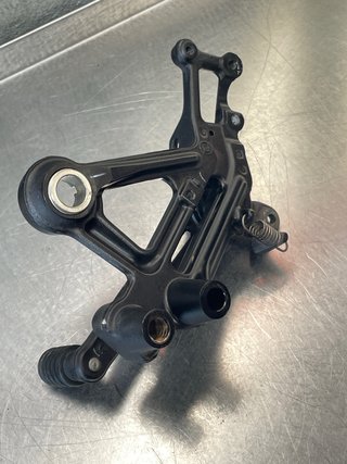 Soporte estribera derecha traser KTM Duke 125 2019