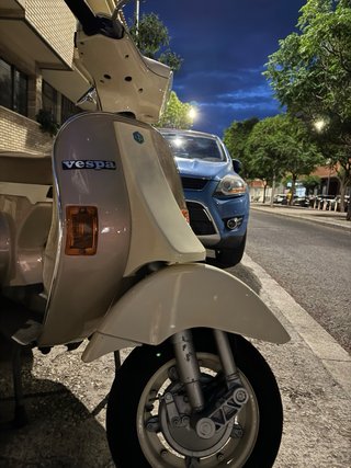 Vespa Beige y Marrón Scooter