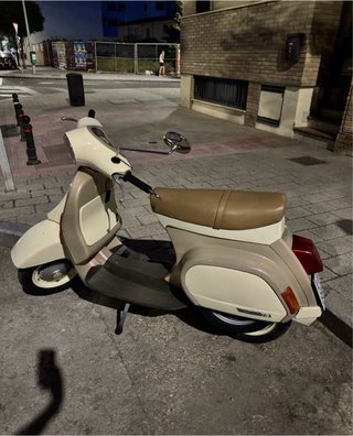Vespa Beige y Marrón Scooter