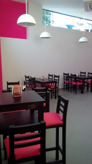 Mesas con pie central, sillas, taburetes, bancos
