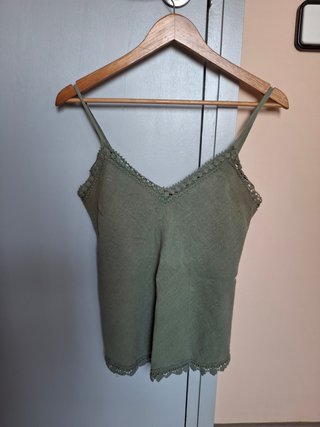 Camiseta de tirantes verde con encaje