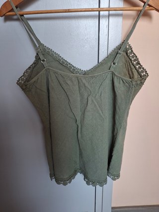 Camiseta de tirantes verde con encaje