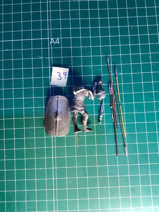 Figura plomo militar con escudo y lanzas