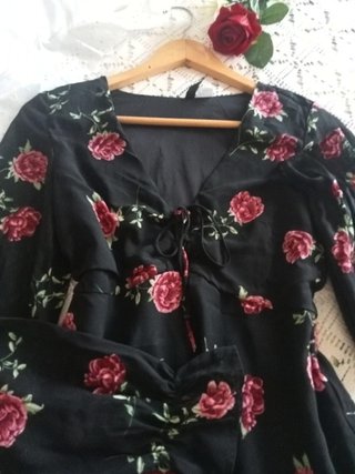 Elegante blusa negra con flores rosas TSM