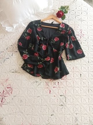 Elegante blusa negra con flores rosas TSM