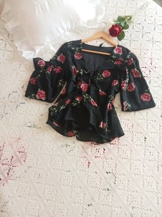 Elegante blusa negra con flores rosas TSM