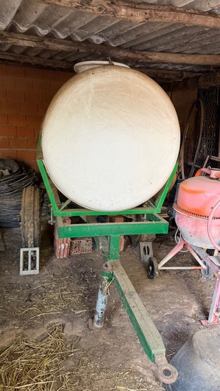 Cuba de agua para tractor