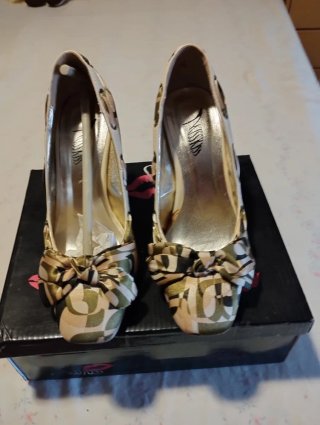 Zapatos de tacón Kiss dorados y verdes