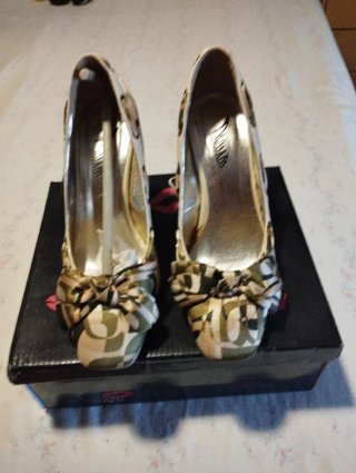 Zapatos de tacón Kiss dorados y verdes